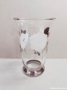 Antigüedades: JARRON DE CRISTAL CON DECORACION FLORAL PINTADA A MANO, DETALLES PINTADOS EN PLATA.